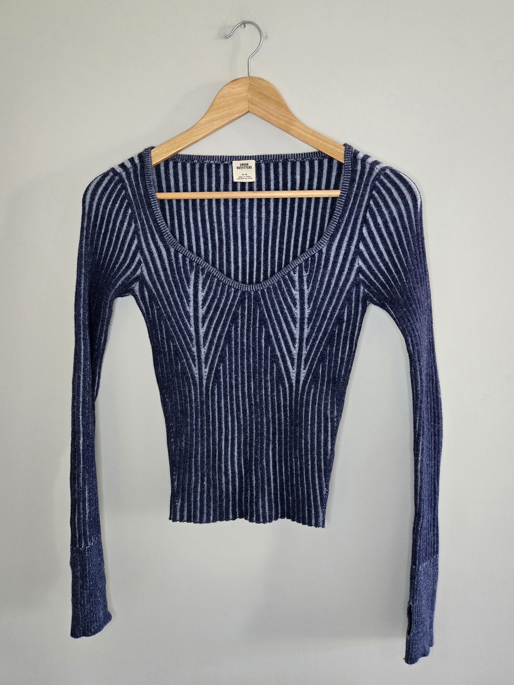 Urban Outfitters navy + light blue ribbed v-neck long sleeve top, thumbholes